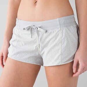 Lululemon Hotty Hot Short 2.5" - 6 Freckle Flower White Seal Grey
